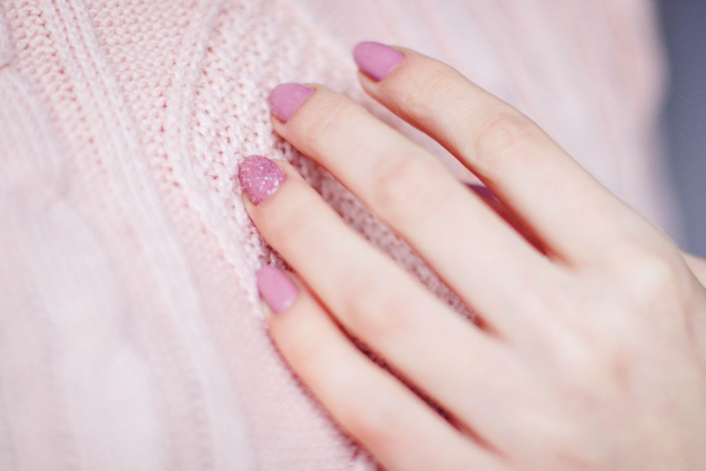 woman with pink manicure 939834